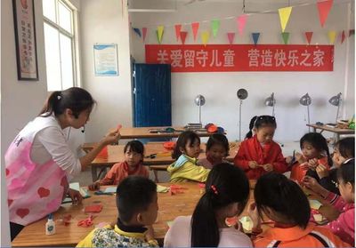 在呵護(hù)成長的道路上 南昌縣以美術(shù)輔導(dǎo)服務(wù)點(diǎn)亮公益之光